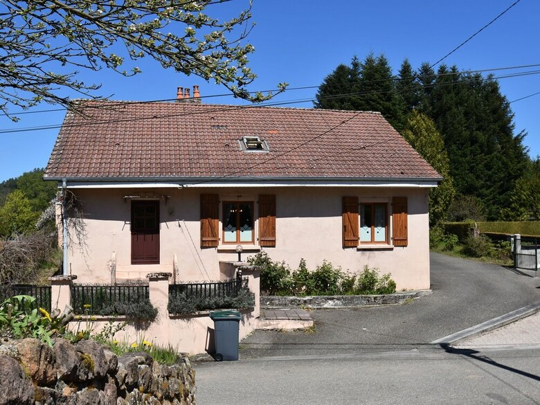 Spacious Holiday Home With Sauna In Celles-sur-plaine