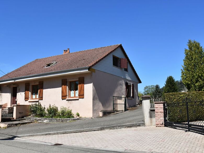 Spacious Holiday Home With Sauna In Celles-sur-plaine