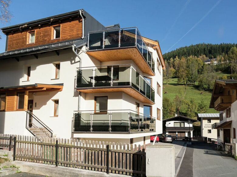 Cozy Chalet In Zell Am See With Balcony