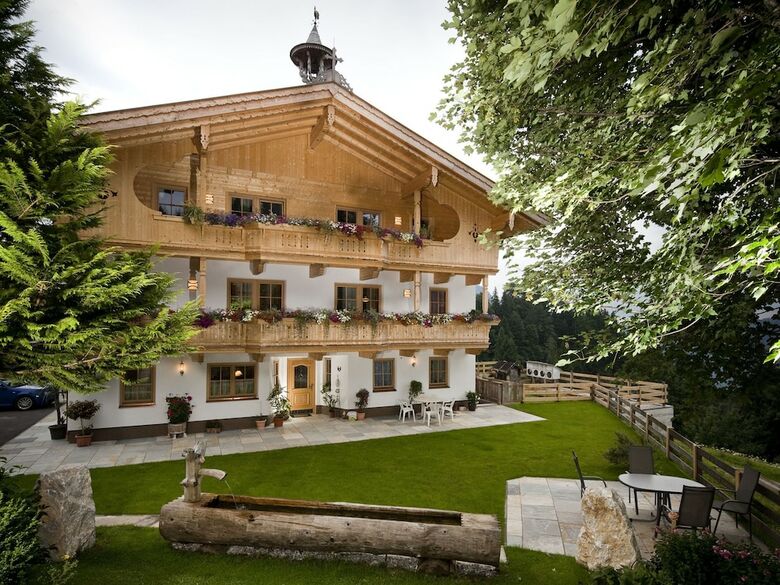 Luxurious Mansion In S�ll Near Forest