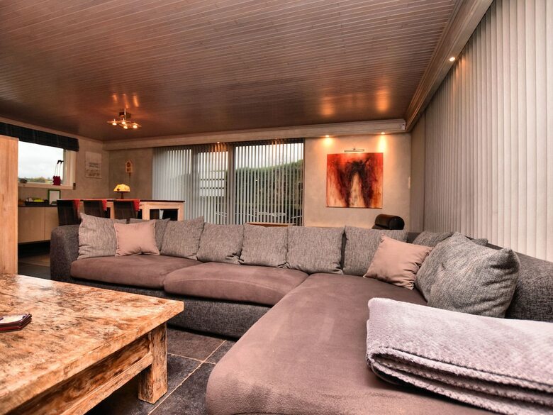Luxurious Holiday Home With Jacuzzi And Sauna In Houffalize