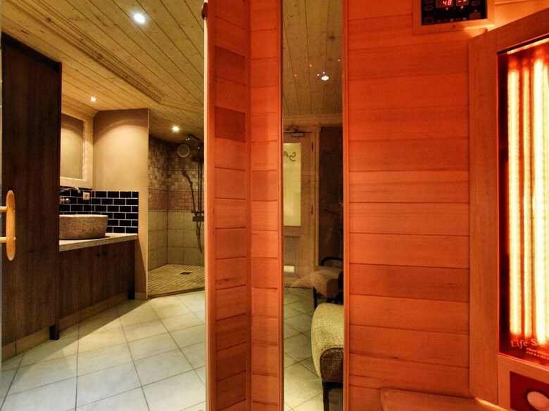 Luxurious Holiday Home With Jacuzzi And Sauna In Houffalize