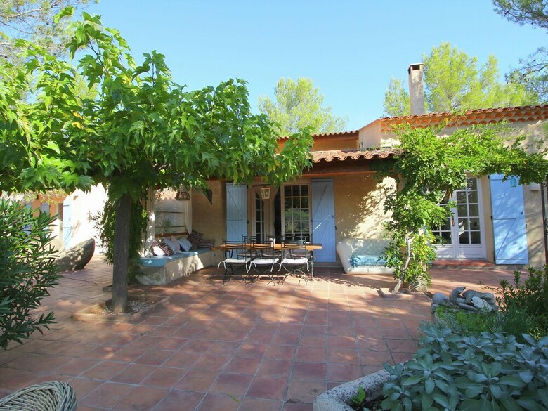 Idyllic Villa In Esparron-de-verdon With Barbecue