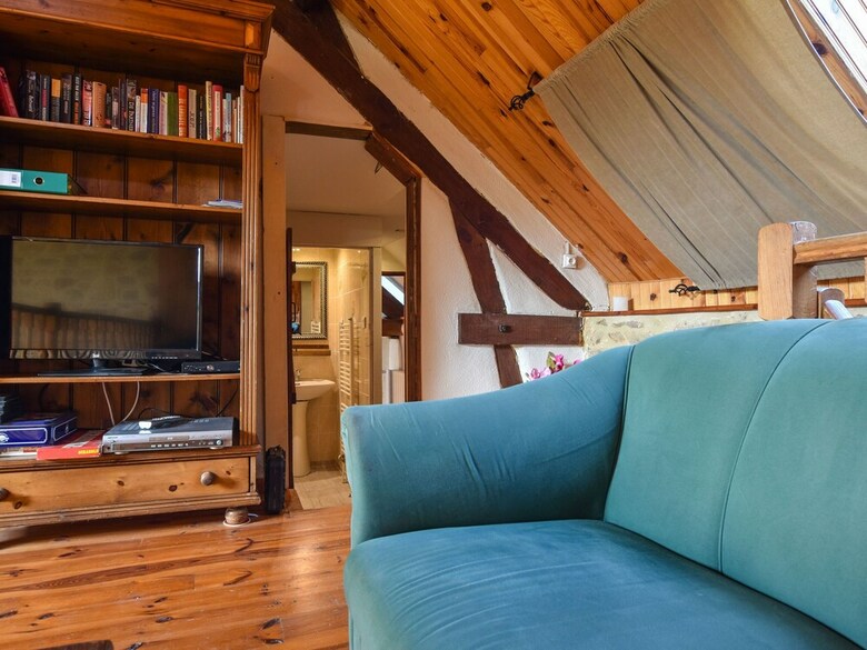 Alluring Holiday Home With Pool, Barbecue, Sun-loungers