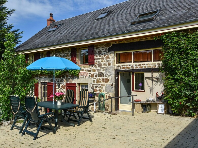 Alluring Holiday Home With Pool, Barbecue, Sun-loungers