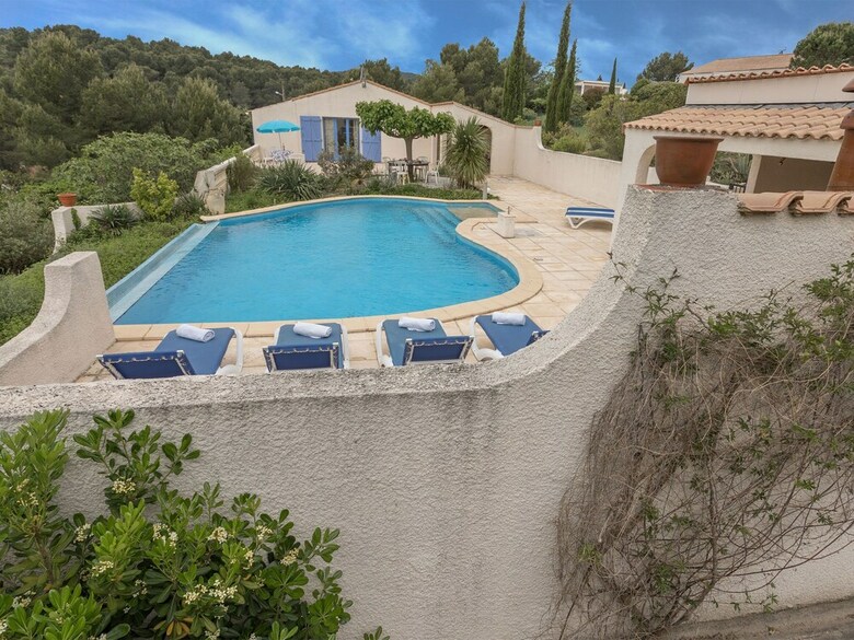 Alluring Villa In Pouzols-minervois With Pool
