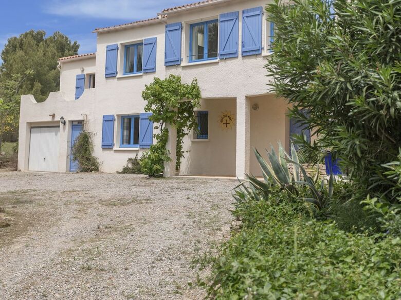 Alluring Villa In Pouzols-minervois With Pool