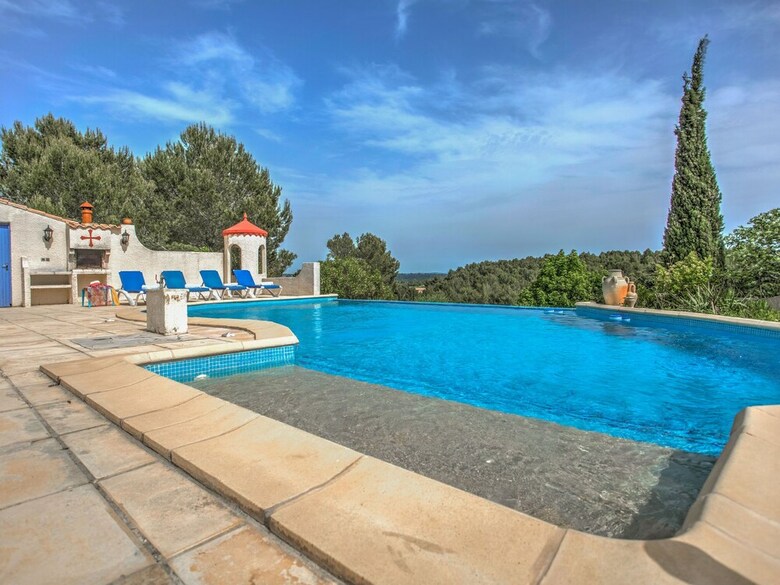 Alluring Villa In Pouzols-minervois With Pool
