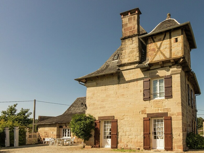 16th Century Tower With Large Garden And Beautiful Views