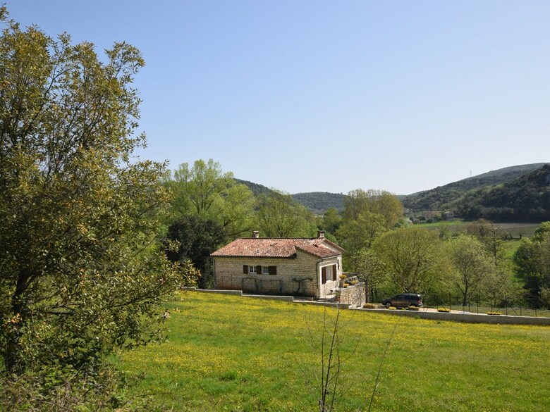 Cozy Holiday Home In Montclus With River Near
