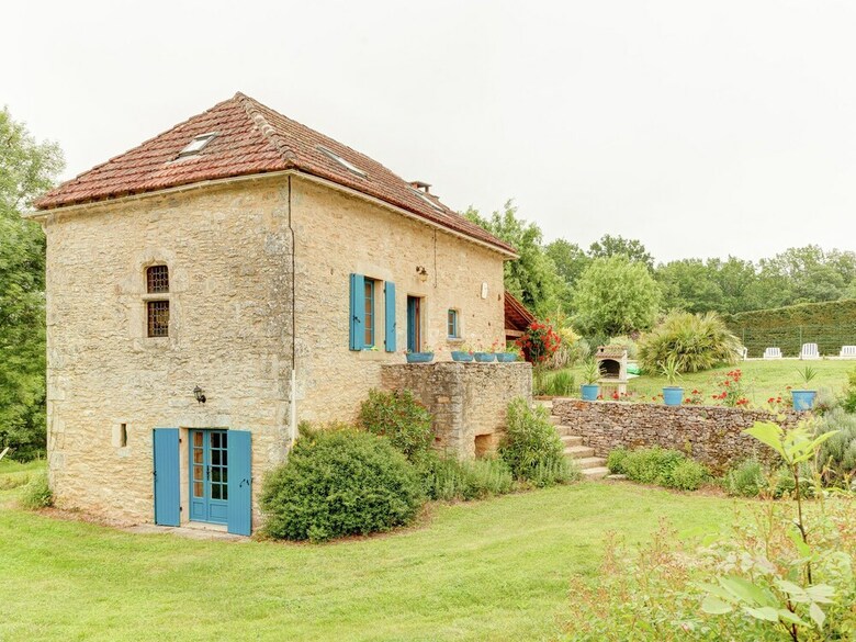Serene Holiday Home In Besse With Swimming Pool
