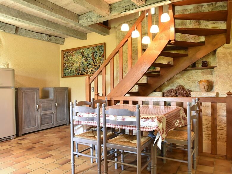 Serene Holiday Home In Besse With Swimming Pool