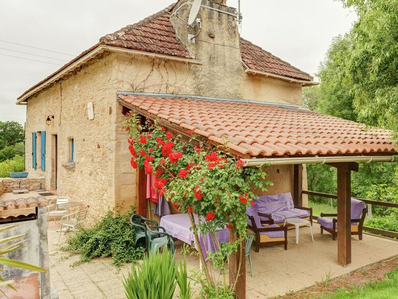 Serene Holiday Home In Besse With Swimming Pool