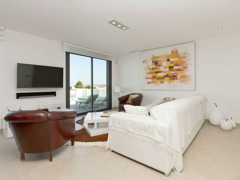 Plushy Villa In Torremendo With Pool And Reservoir Views