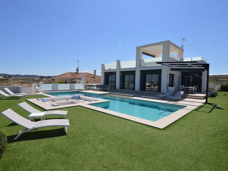 Plushy Villa In Torremendo With Pool And Reservoir Views