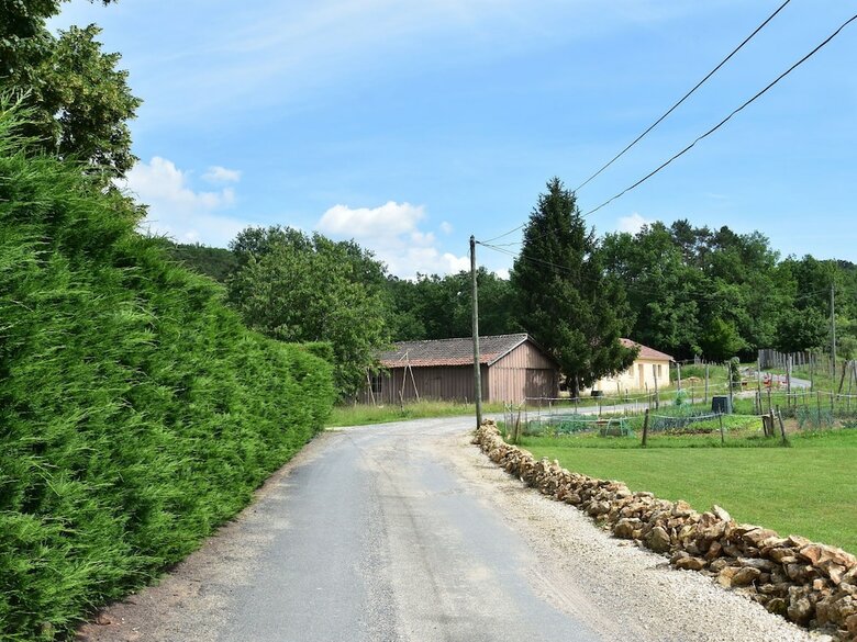 Cozy Holiday Home In Saint-l�on-sur-v�z�re With Pool