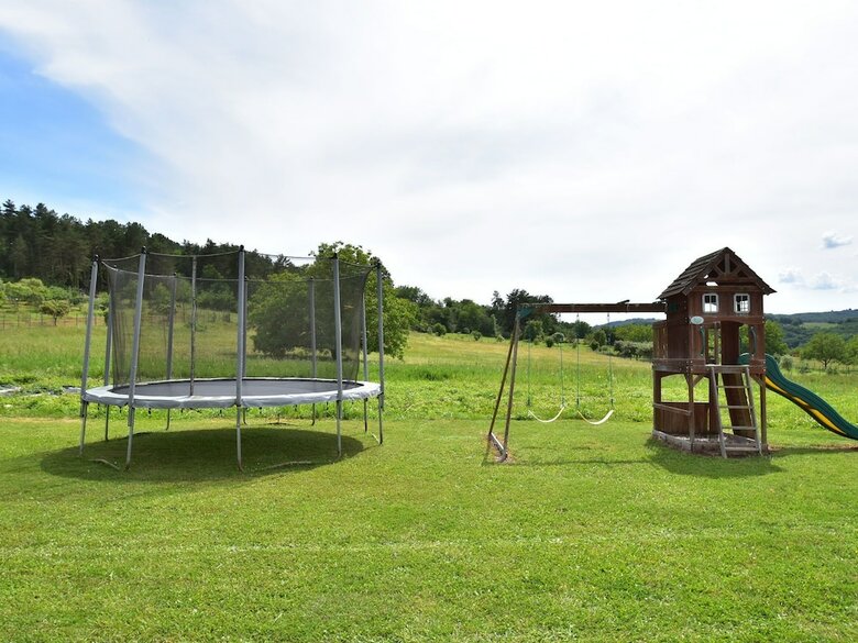 Cozy Holiday Home In Saint-l�on-sur-v�z�re With Pool
