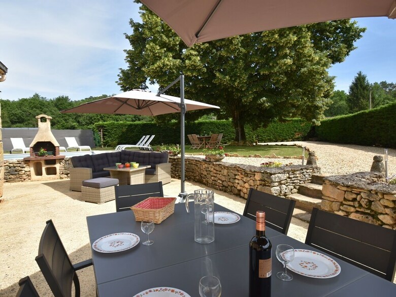 Cozy Holiday Home In Saint-l�on-sur-v�z�re With Pool