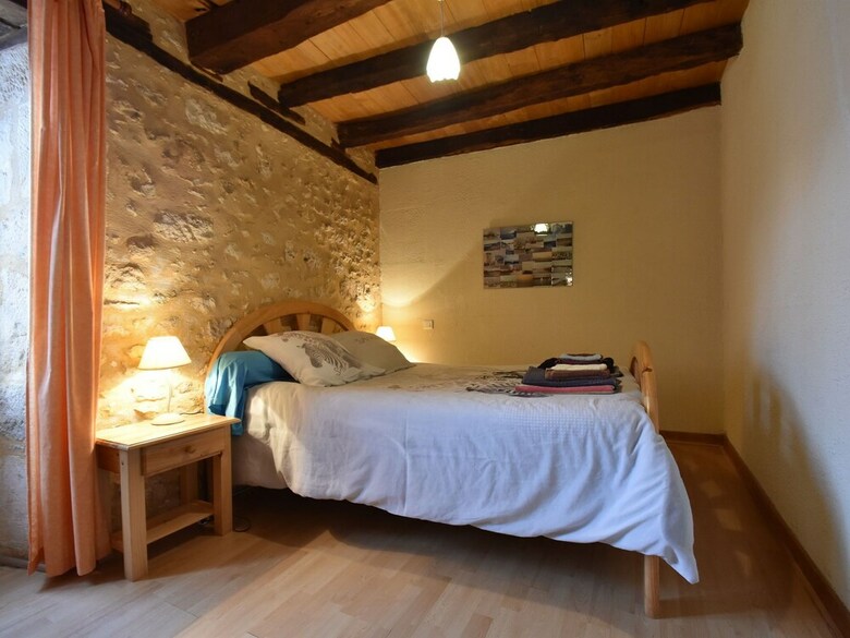 Cozy Holiday Home In Saint-l�on-sur-v�z�re With Pool