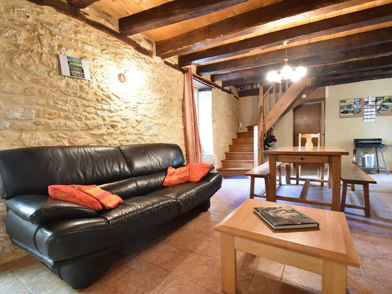 Cozy Holiday Home In Saint-l�on-sur-v�z�re With Pool