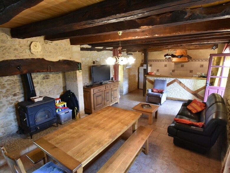 Cozy Holiday Home In Saint-l�on-sur-v�z�re With Pool
