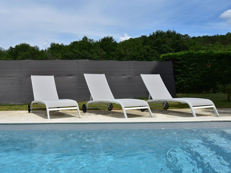 Cozy Holiday Home In Saint-l�on-sur-v�z�re With Pool