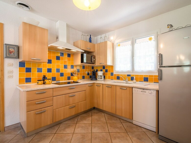 Spacious Villa In Roquebrun With Swimming Pool