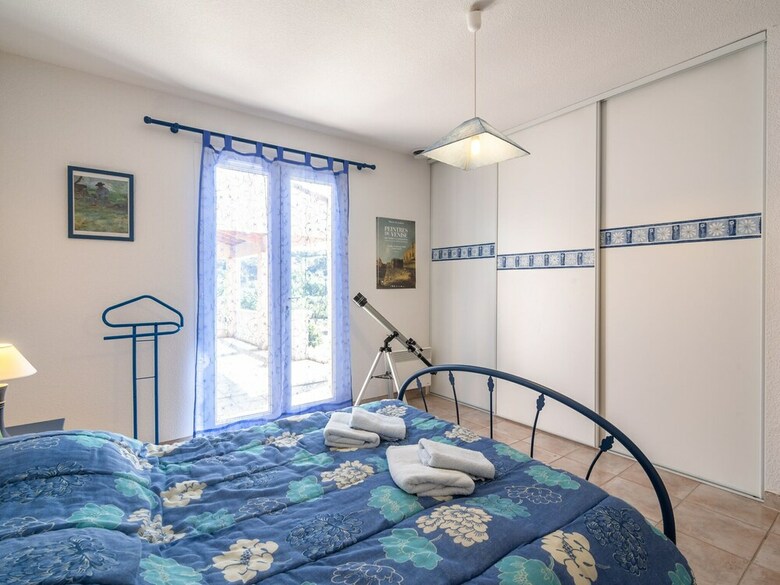 Spacious Villa In Roquebrun With Swimming Pool