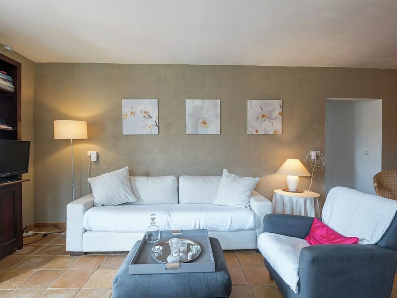 Luxurious Villa In Beaumont With Garden