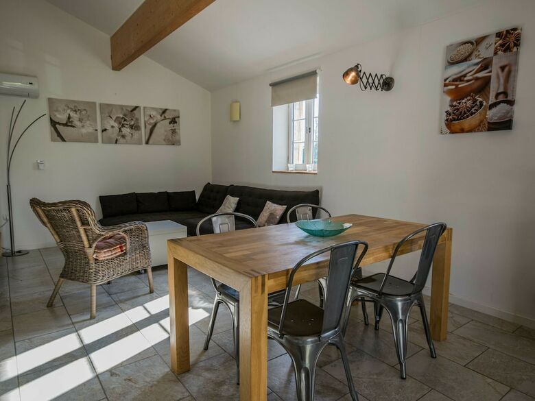 Peaceful Holiday Home Saint-martin-le-redon With Pool