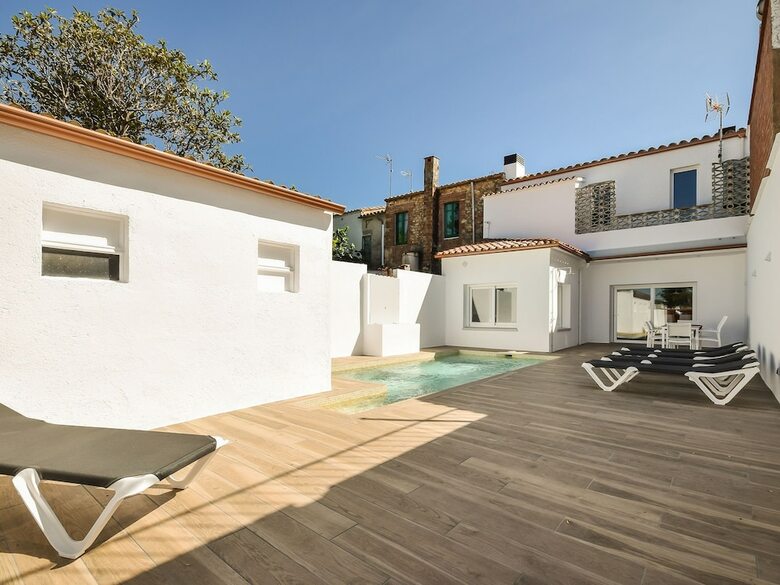 Authentic, Modern And Wheelchair Friendly Holiday Home With Private Pool