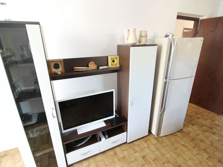 Roomy Apartment In Seline With Garden