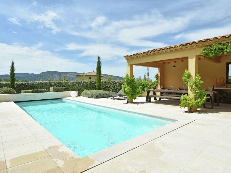 Lavish Villa In Malauc�ne With Private Garden