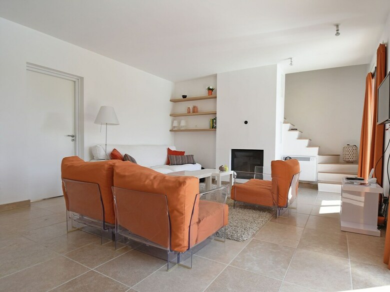 Lavish Villa In Malauc�ne With Private Garden