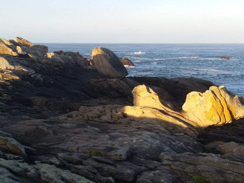 Nice House A Stone's Throw Away From The Strong Rocky Coast