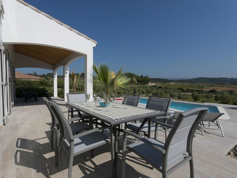 Luxury Villa In Aigne With Swimming Pool