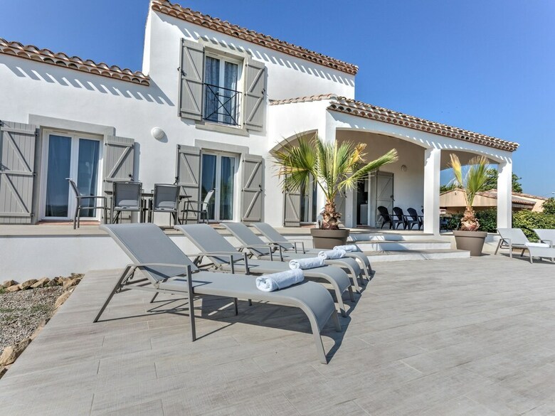 Luxury Villa In Aigne With Swimming Pool