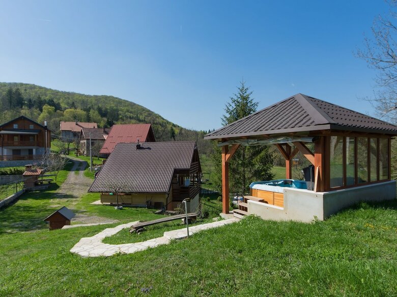 Adorable Home With Pool And Jacuzzi For Use Surrounded By Beautiful Nature !