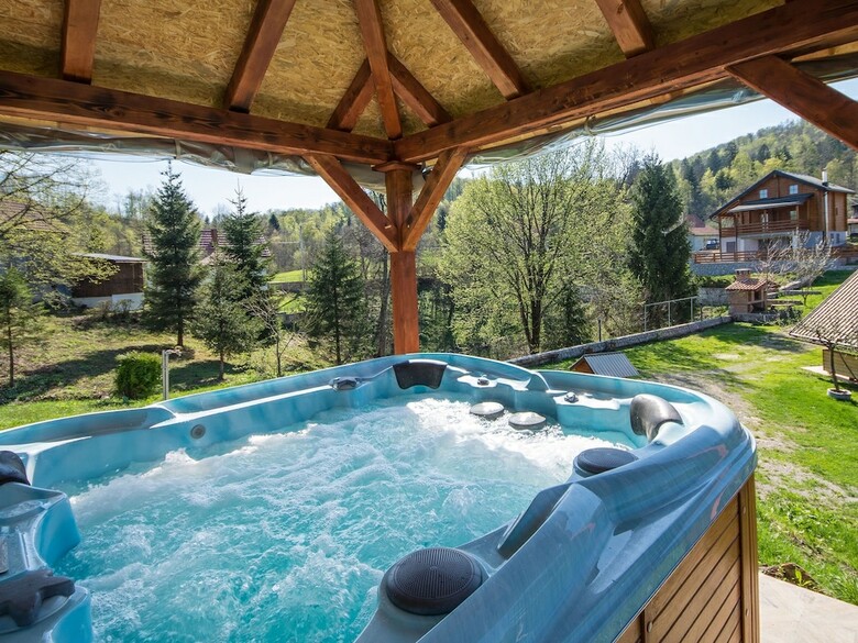 Adorable Home With Pool And Jacuzzi For Use Surrounded By Beautiful Nature !