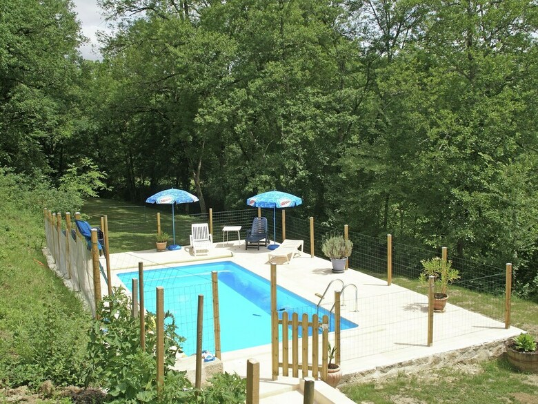 Cosy Holiday Home In Parisot With Swimming Pool