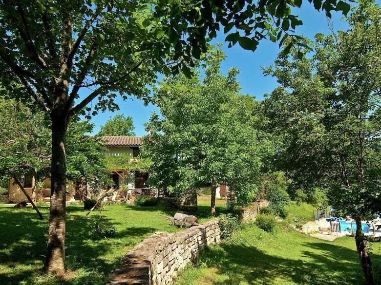 Cosy Holiday Home In Parisot With Swimming Pool