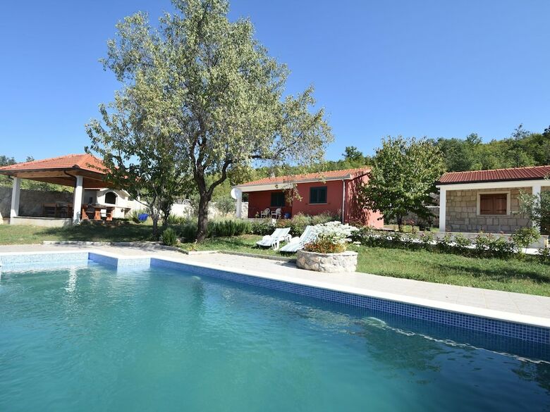 Luxurious Villa With Private Pool In Trilj, Dalmatia