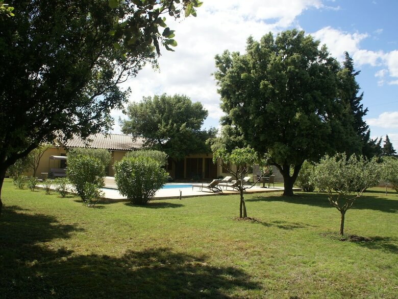 Cozy Villa In Sorgues With Swimming Pool