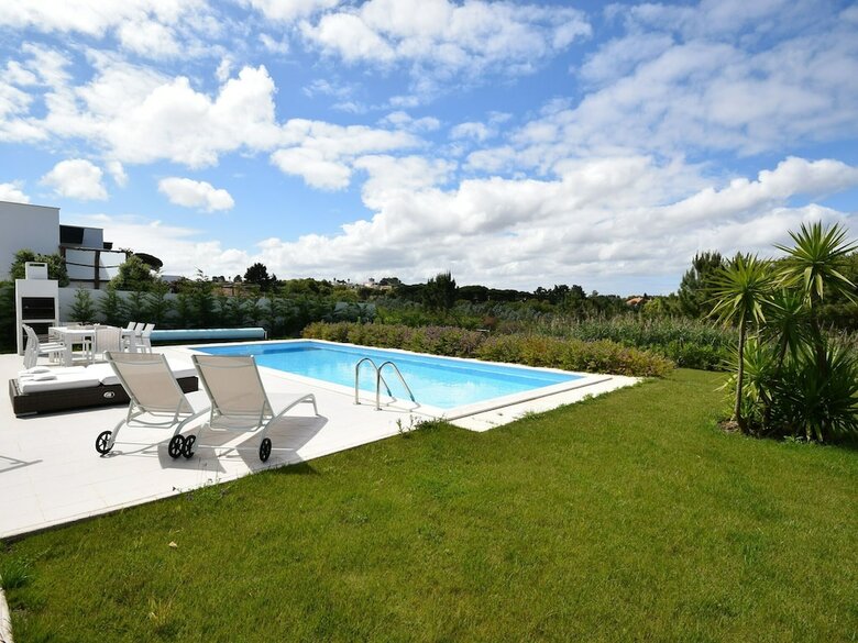 Comfortable Detached Villa With Heated Swimming Pool And Beautiful View