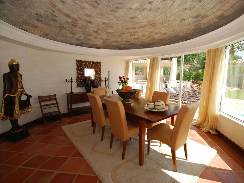 Lavish Villa In Albufeira With Private Swimming Pool