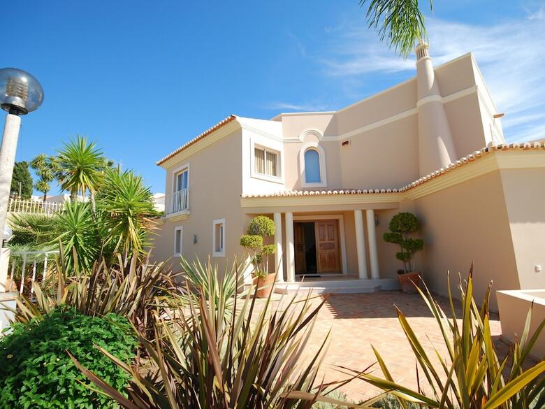 Lavish Villa In Albufeira With Private Swimming Pool