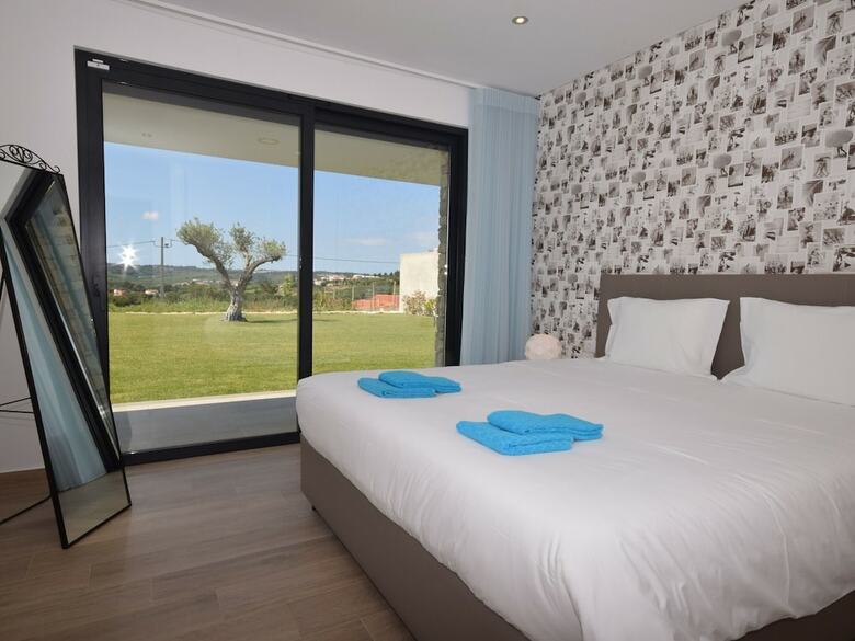 Modern Villa In Alcoba�a With Private, Heated Swimming Pool
