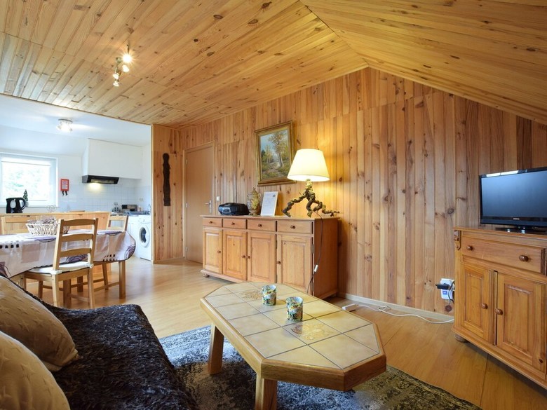 Cozy Apartment In Paliseul With Garden