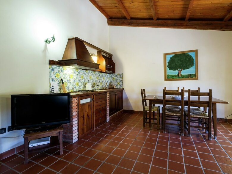 Gorgeous Holiday Home With Jacuzzi, Whirlpool, Pool, Garden