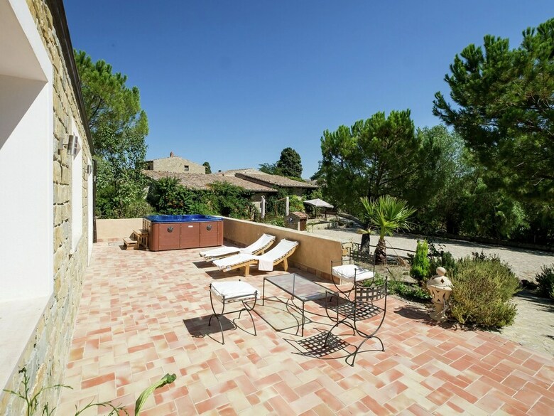 Gorgeous Holiday Home With Jacuzzi, Whirlpool, Pool, Garden